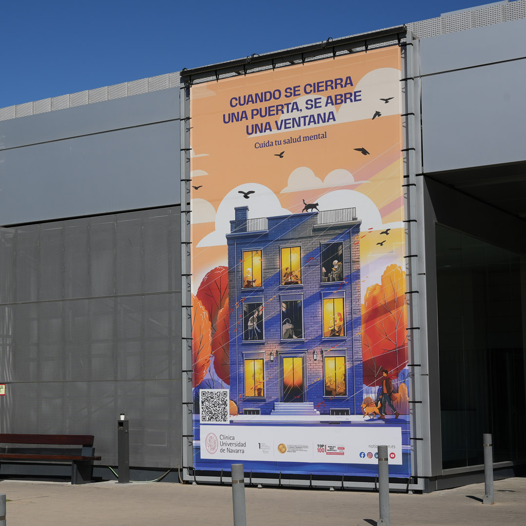 Ilustración sobre salud mental en pancarta de 6 metros en Madrid